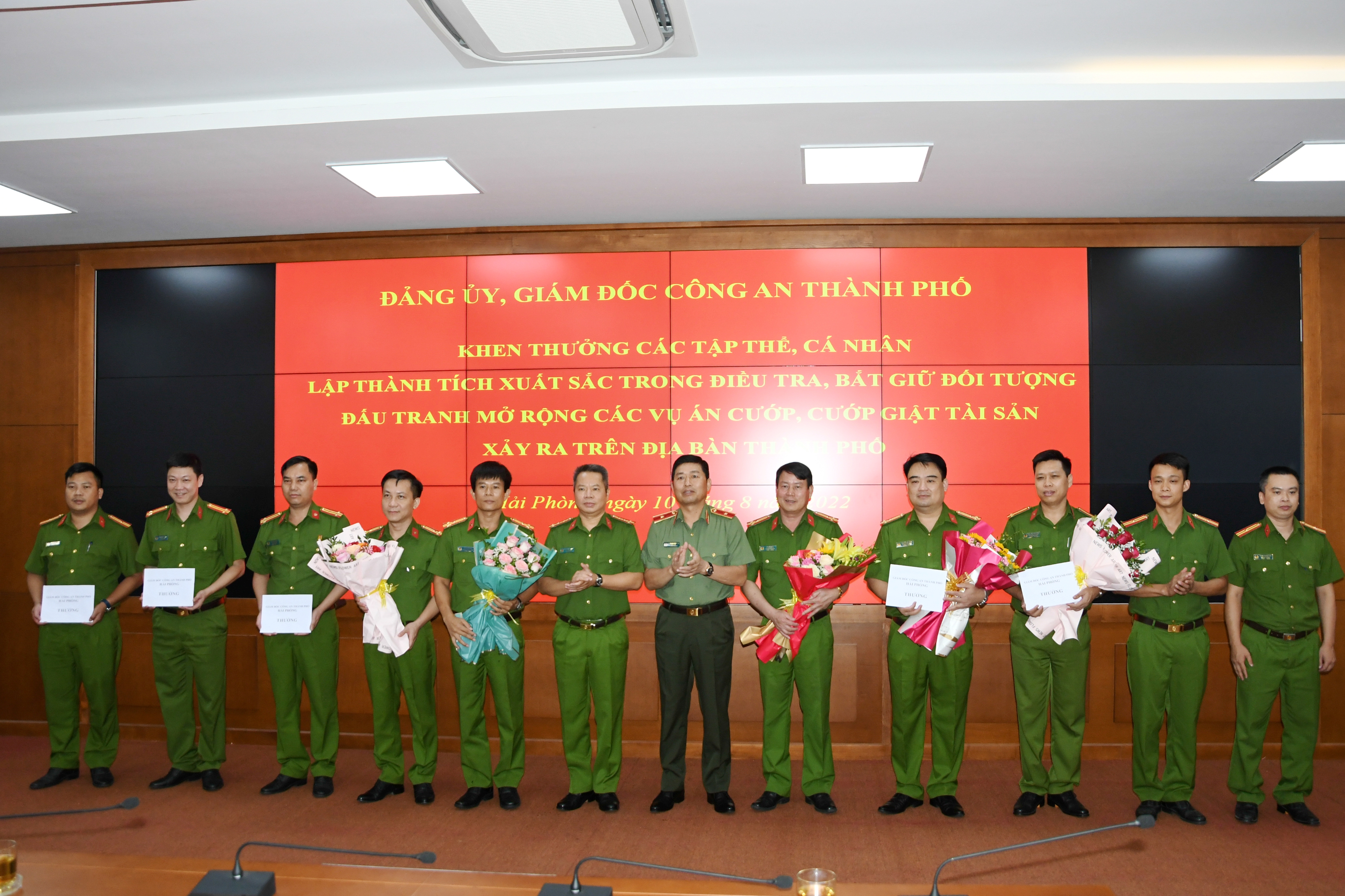 Đảng ủy, Giám đốc Công an thành phố khen thưởng các tập thể, cá nhân lập công xuất sắc trong  đấu tranh phòng chống tội phạm